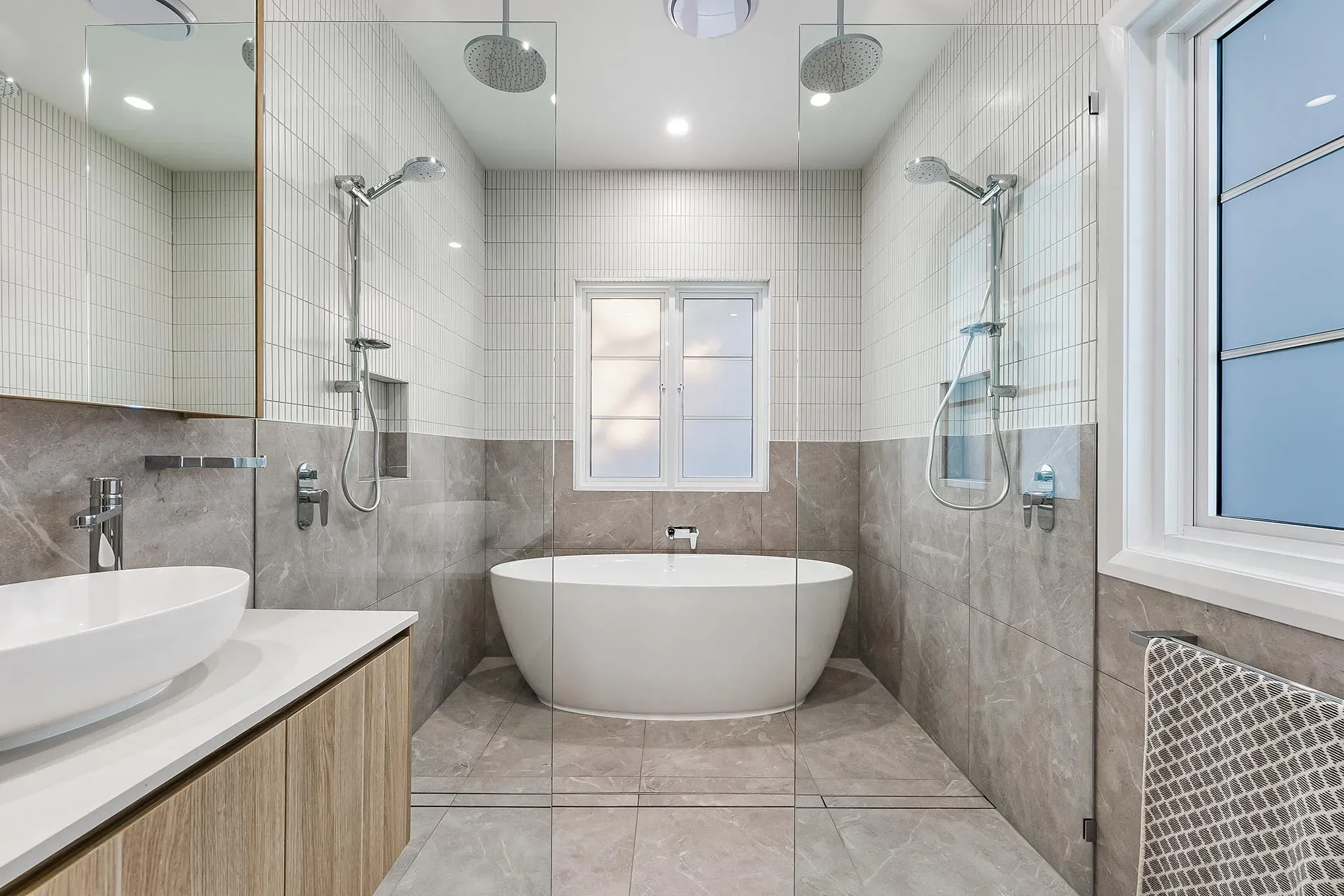 37-osterley-rd-yeronga-luxury-bathroom-soaking-tub-modern-fixtures